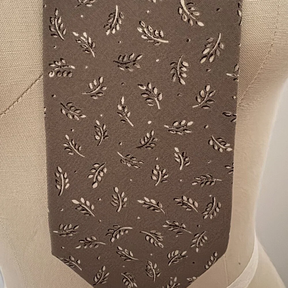 Barneys New York Men's Necktie Made in Italy 100% Silk Tie Party Office